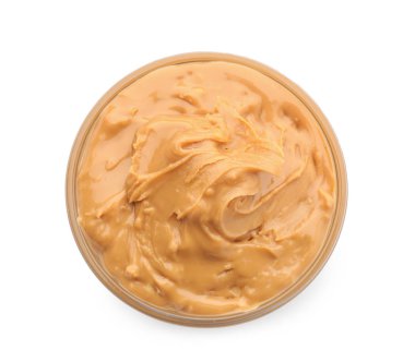 Beyaz arka planda lezzetli fıstık ezmeli kase.