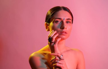 Renkli arka planda güzel bir genç kadının tonlu portresi.