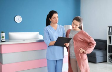 Kadın resepsiyonist danışmanlık genç kadın Kliniği