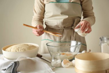 Genç kadın masada ekmek hamur hazırlama