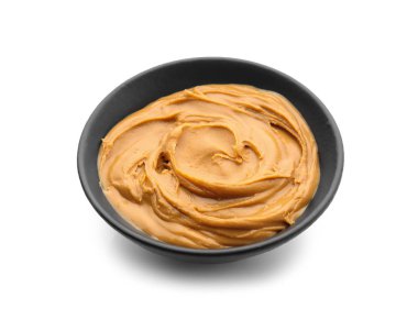 Beyaz arka planda lezzetli fıstık ezmeli kase.