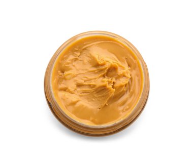 Beyaz arka planda fıstık ezmeli kavanoz.