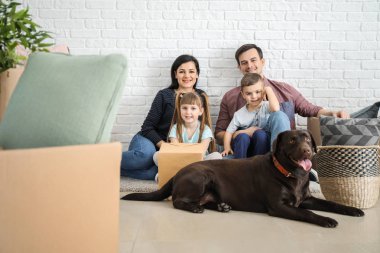 Yeni evine taşıdıktan sonra karton kutular yakın katta oturan aile