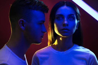 Koyu arka plan üzerinde genç çift tonlu portresi