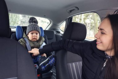 Oğlu ile araba kadın bebek koltuk kemerini