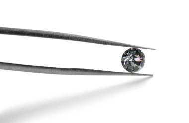 Değerli taş Kuyumculuk beyaz arka plan üzerinde için kıskaç