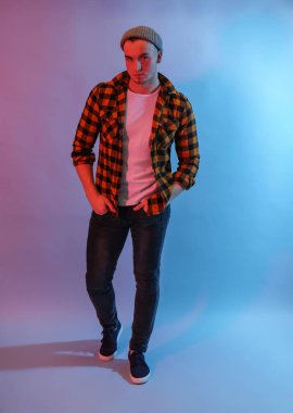 Renkli arka planda yakışıklı bir gencin tonlu portresi.