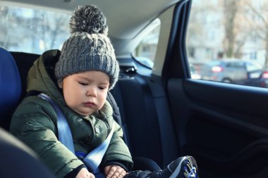 Erkek bebek araba koltuğuna bükülmüş