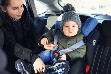 Anne bebeğini araba koltuğuna çökertme