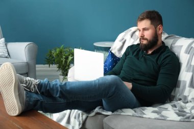 sakallı adam üstünde laptop evde çalışma