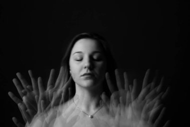 Stroboscopic eller koyu arka plan üzerinde hareket ile genç kadın fotoğrafı