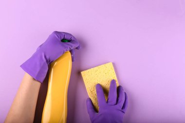 Elleri bez ve renk arka plan üzerinde deterjan ile kadın hademe