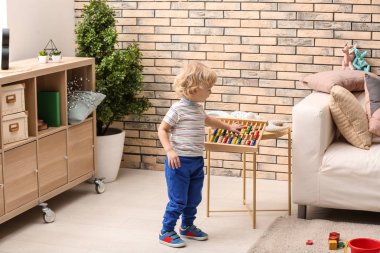 Evde oynayan sevimli küçük çocuk.