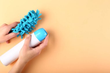 Fırça ve deterjan renk arka plan üzerinde kadın hademe elinde