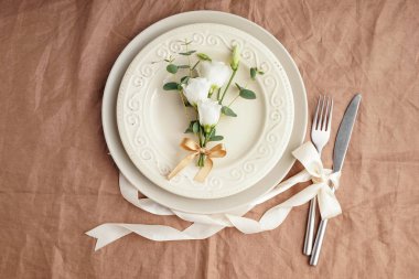 Basit tablo ayarı ile çiçek dekorasyonu