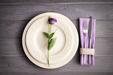 Ahşap arkaplanda basit tablo ayarı