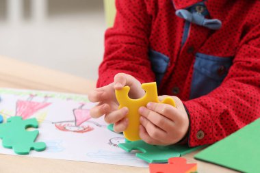 Evde, oynamak portre sevimli küçük çocuk