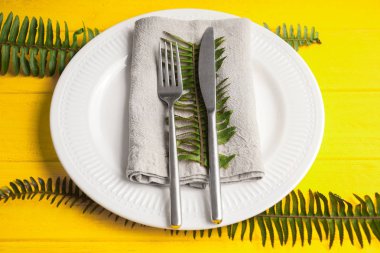 Basit tablo ayarını renk ahşap arka plan üzerinde floral dekorlu