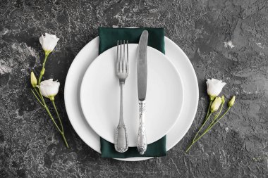 Grunge arkaplanındaki basit tablo ayarı