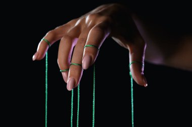 Kuklacı koyu arka plan üzerinde el