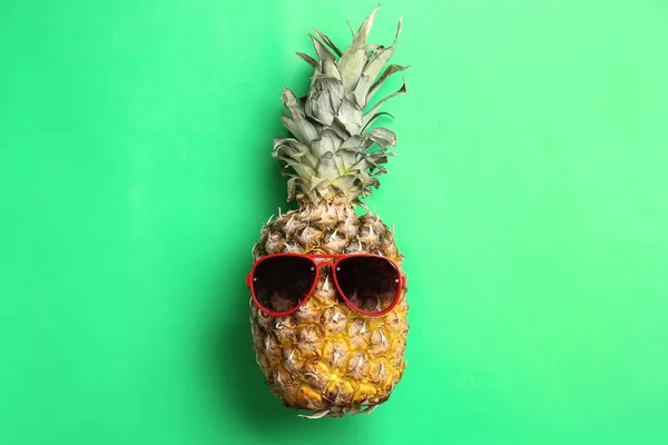 Arka Planda Güneş Gözlüğü Olan Komik Ananas — Stok fotoğraf