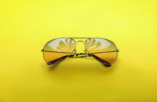 Stilvolle Sonnenbrille Auf Farbigem Hintergrund — Stockfoto