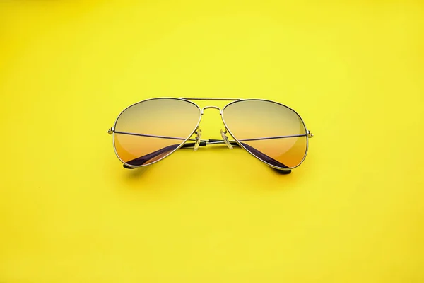 배경에 아름다운 선글라스 — 스톡 사진