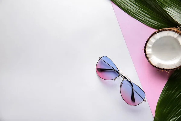Snygga Solglasögon Med Kokos Och Tropiska Blad Vit Bakgrund — Stockfoto