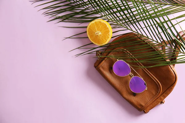 Elegantes Gafas Sol Con Bolsa Femenina Hojas Tropicales Sobre Fondo —  Fotos de Stock