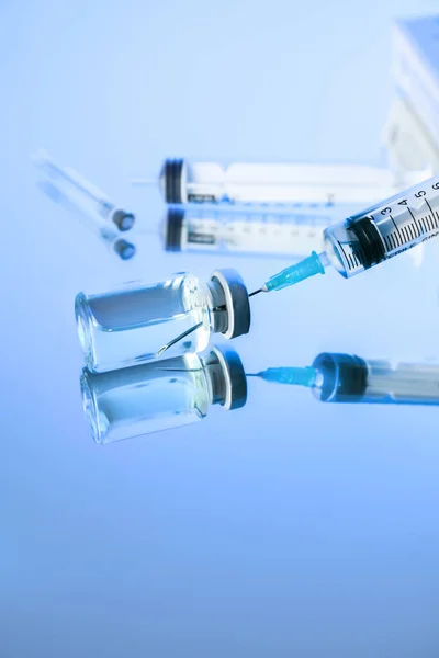 Kidolgozása Influenza Elleni Vakcina Ampulla Fecskendőbe Színes Háttérrel — Stock Fotó