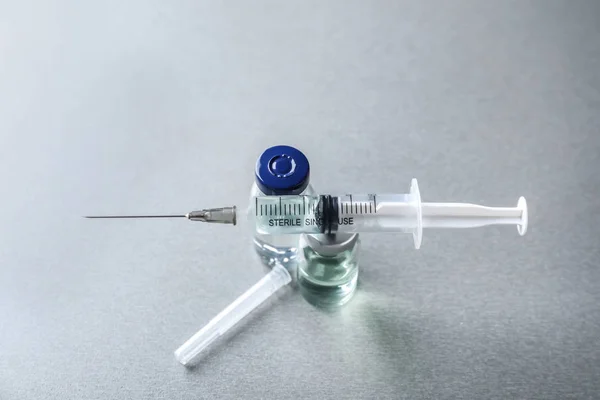 Spuit Stimulatiedosis Met Vaccin Tegen Griep Grijze Achtergrond — Stockfoto