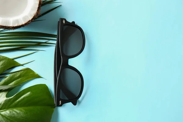 Snygga Solglasögon Med Tropiska Löv Färgbakgrund — Stockfoto