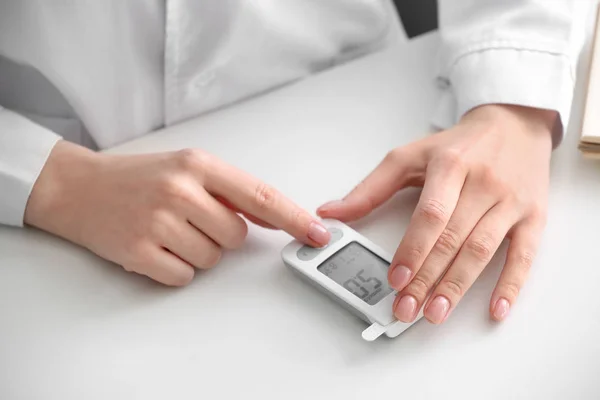 Mujer Diabética Usando Glucosímetro Digital Primer Plano — Foto de Stock