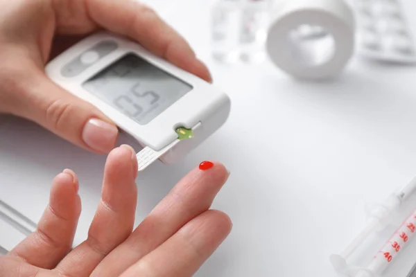 Dijital Şeker Ölçüm Closeup Kullanan Diyabetik Kadın — Stok fotoğraf