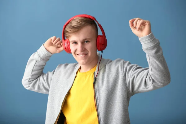 Snygg Ung Man Lyssnar Musik Färg Bakgrund — Stockfoto