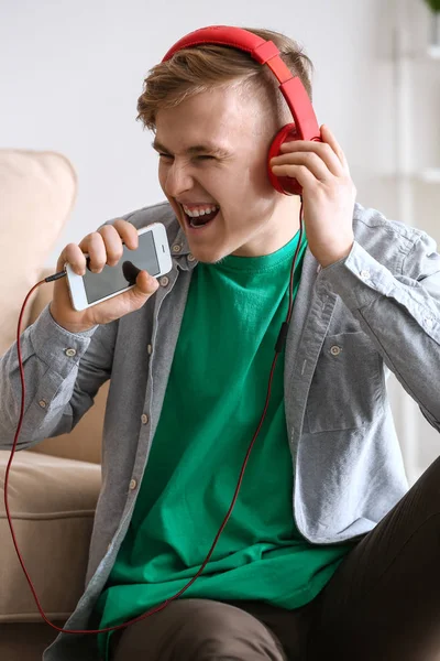 Beau Jeune Homme Écoutant Musique Chantant Maison — Photo