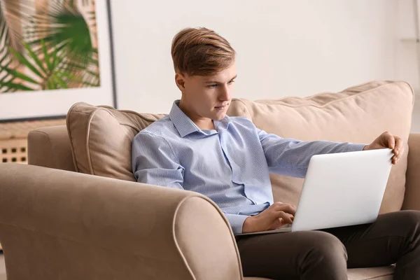 Красивий Молодий Чоловік Працює Ноутбуці Вдома — стокове фото