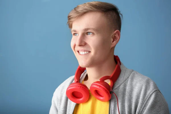 Όμορφος Νεαρός Άνδρας Ακουστικά Για Χρώμα Φόντου — Φωτογραφία Αρχείου