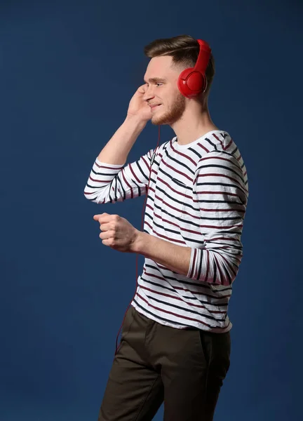 Guapo Joven Escuchando Música Sobre Fondo Color —  Fotos de Stock