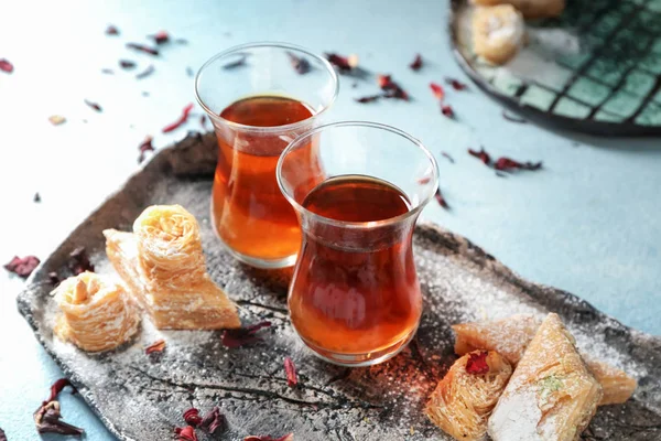 Geleneksel gözlük ve Doğu tatlılar tabloda çay tepsisiyle