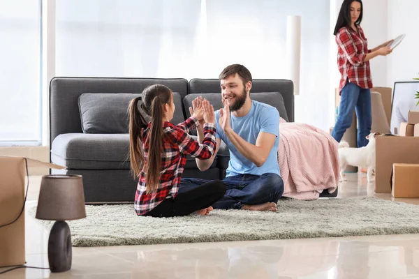 Padre Figlia Giocano Dopo Essersi Trasferiti Nella Loro Nuova Casa — Foto Stock