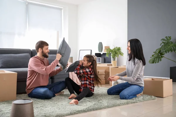 Happy Family Fighting Pillows Moving New House — Stock Photo, Image