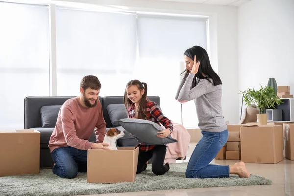 Famille Heureuse Avec Des Boîtes Carton Après Avoir Emménagé Dans — Photo