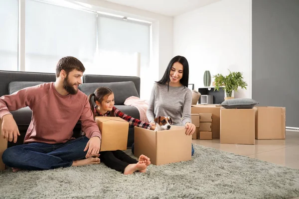 Familia Feliz Con Cajas Cartón Después Mudarse Casa Nueva —  Fotos de Stock