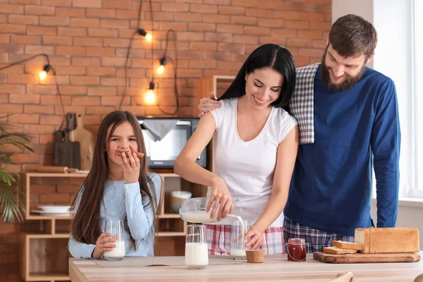 Familia Feliz Desayunando Casa — Foto de Stock