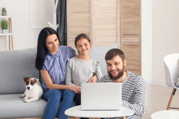 Χαρούμενη Οικογένεια Που Χρησιμοποιεί Φορητό Υπολογιστή Στο Σπίτι — Φωτογραφία Αρχείου