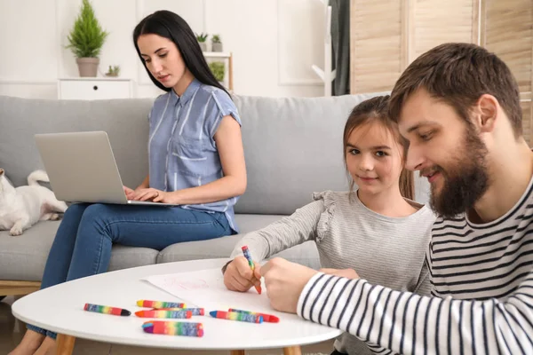 Father His Little Daughter Drawing Home — Stock Photo, Image