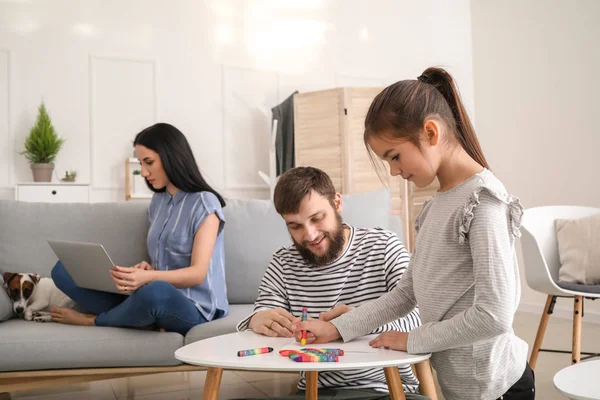 Father His Little Daughter Drawing Home — Stock Photo, Image