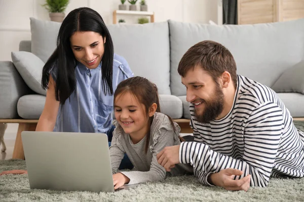 Glückliche Familie Mit Laptop Hause — Stockfoto