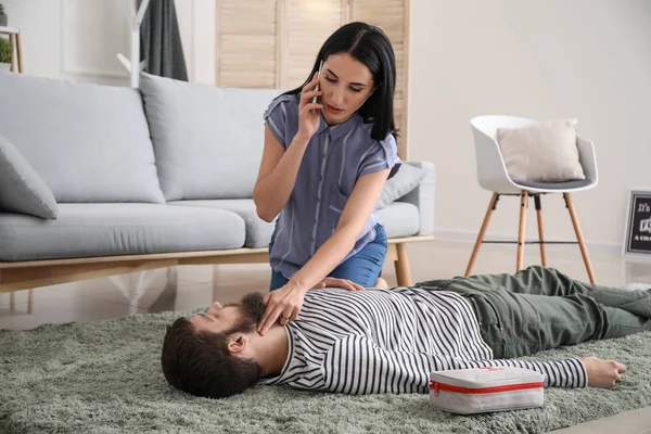 Mujer Llamando Una Ambulancia Para Marido Inconsciente Casa —  Fotos de Stock